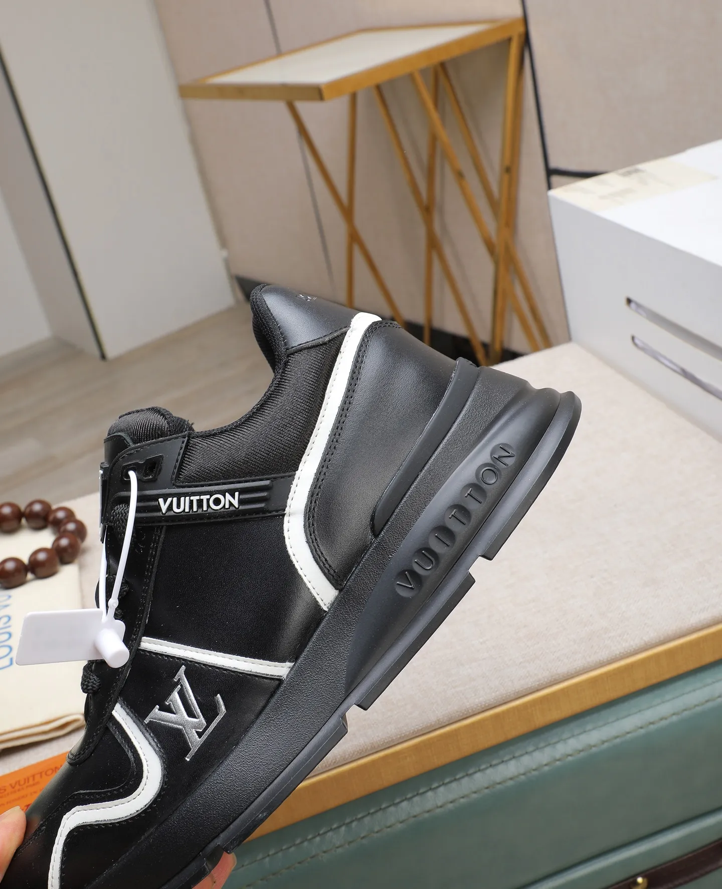 Men's shoes 💰600 📛📛【LOUIS VUITTON】New products synchronized on the official website 👟Milan fashion show style 🇰🇾🇰🇾LV family logo, celebrity style, a must-have for fashionistas ⚠️First-layer calfskin ➕Genuine leather lining ➕Official website original version special outsole 👞Number 38-44